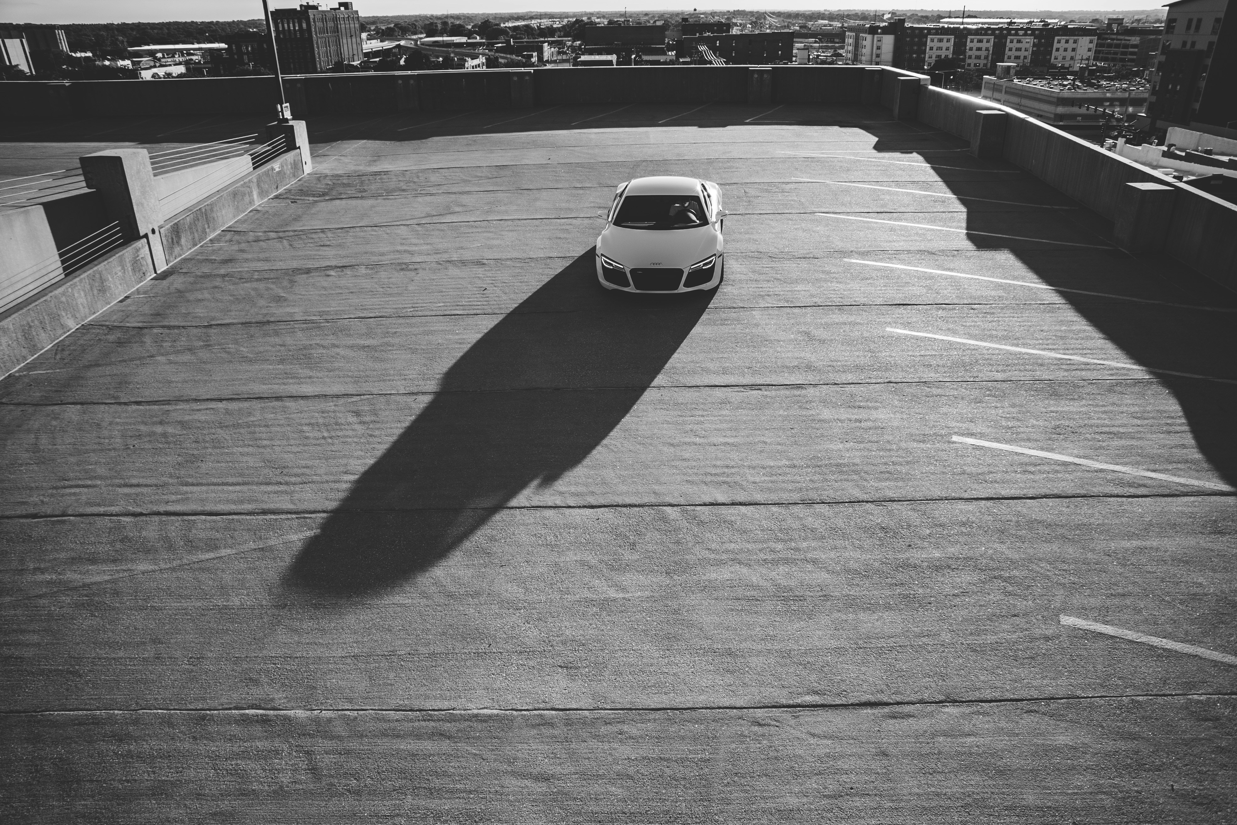 昼間の道路を走る白いスポーツカー