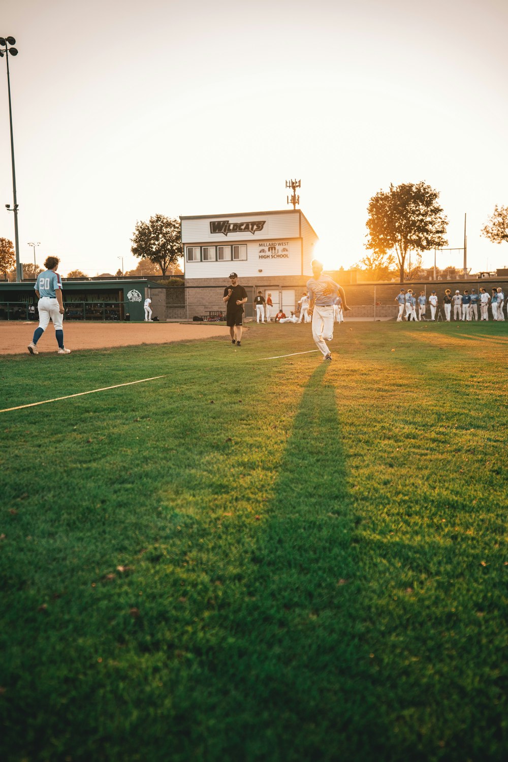 Foto Pessoas jogando futebol no campo de grama verde durante o dia – Imagem  de Desportivo grátis no Unsplash