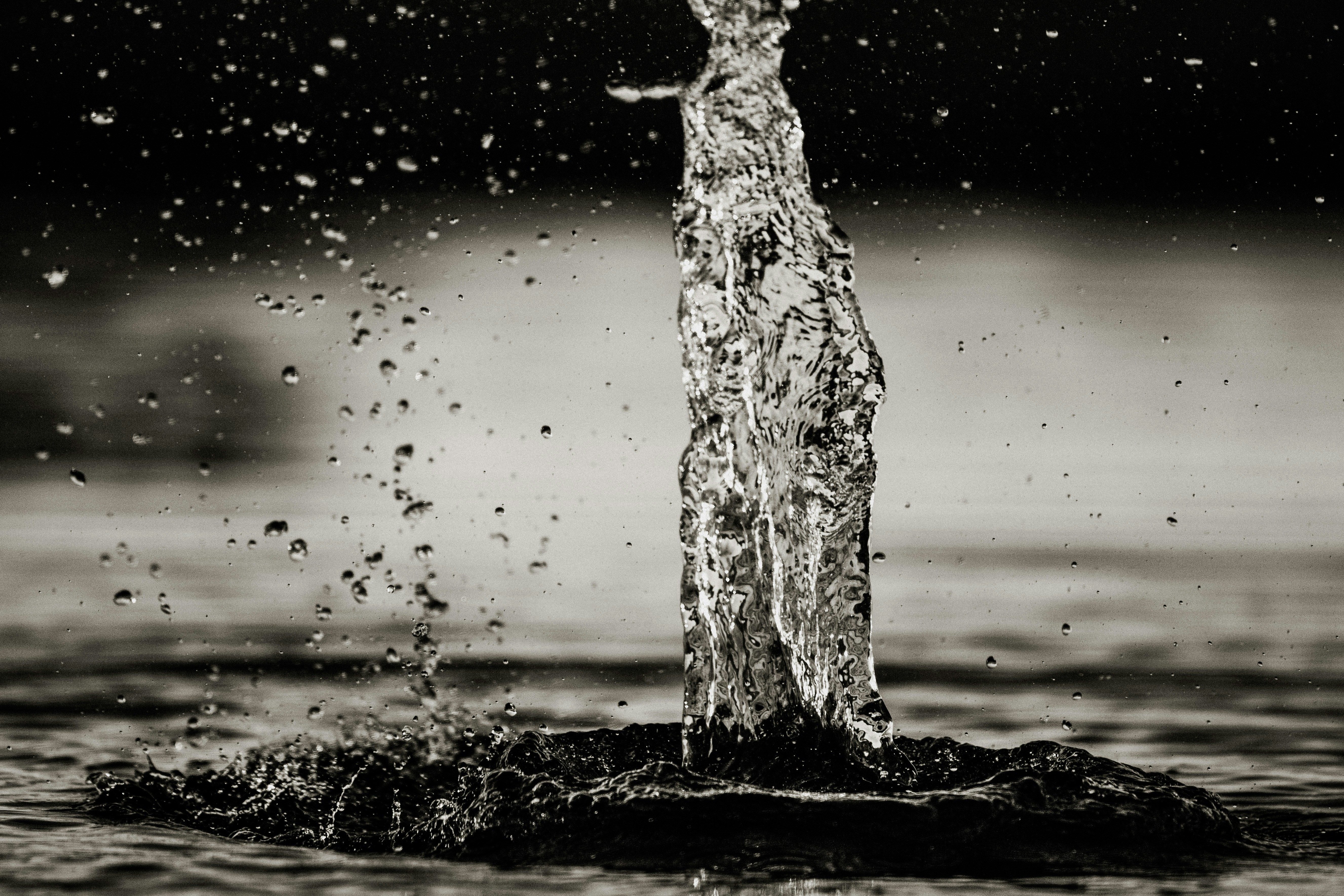 water splash on water during daytime
