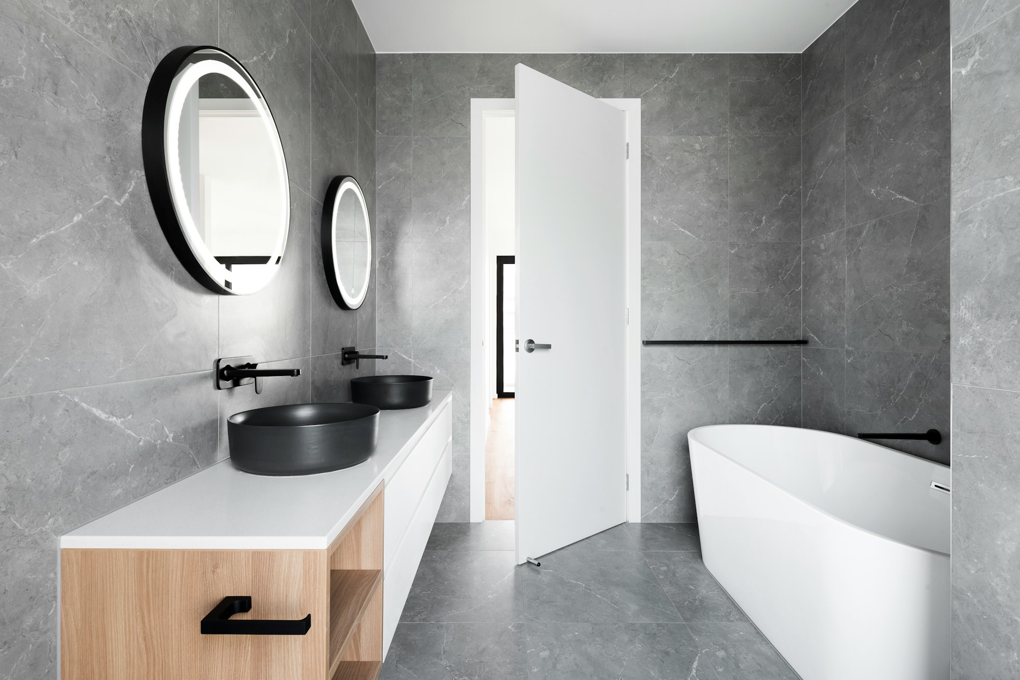 Diseño baños pequeños modernos espejos redondos