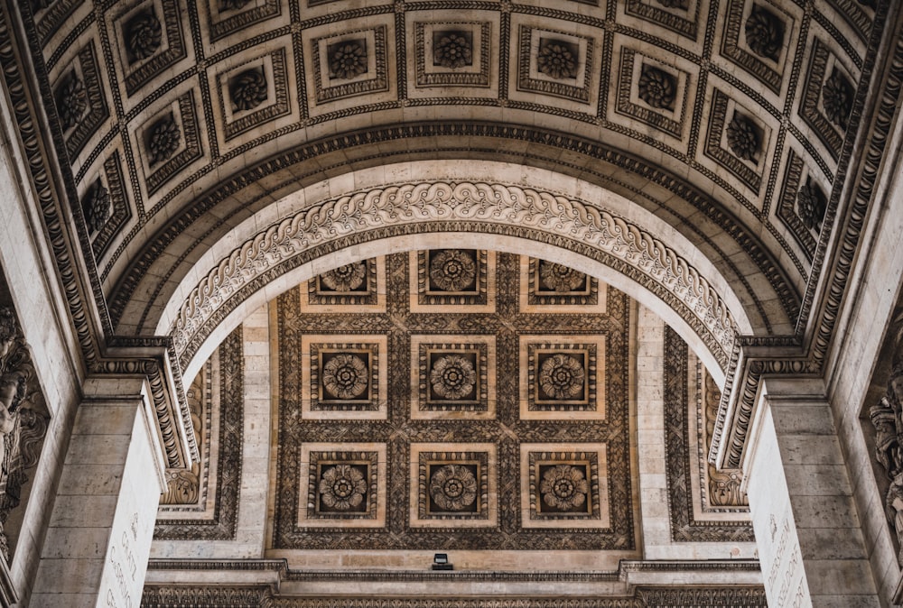 Arco de hormigón marrón y blanco