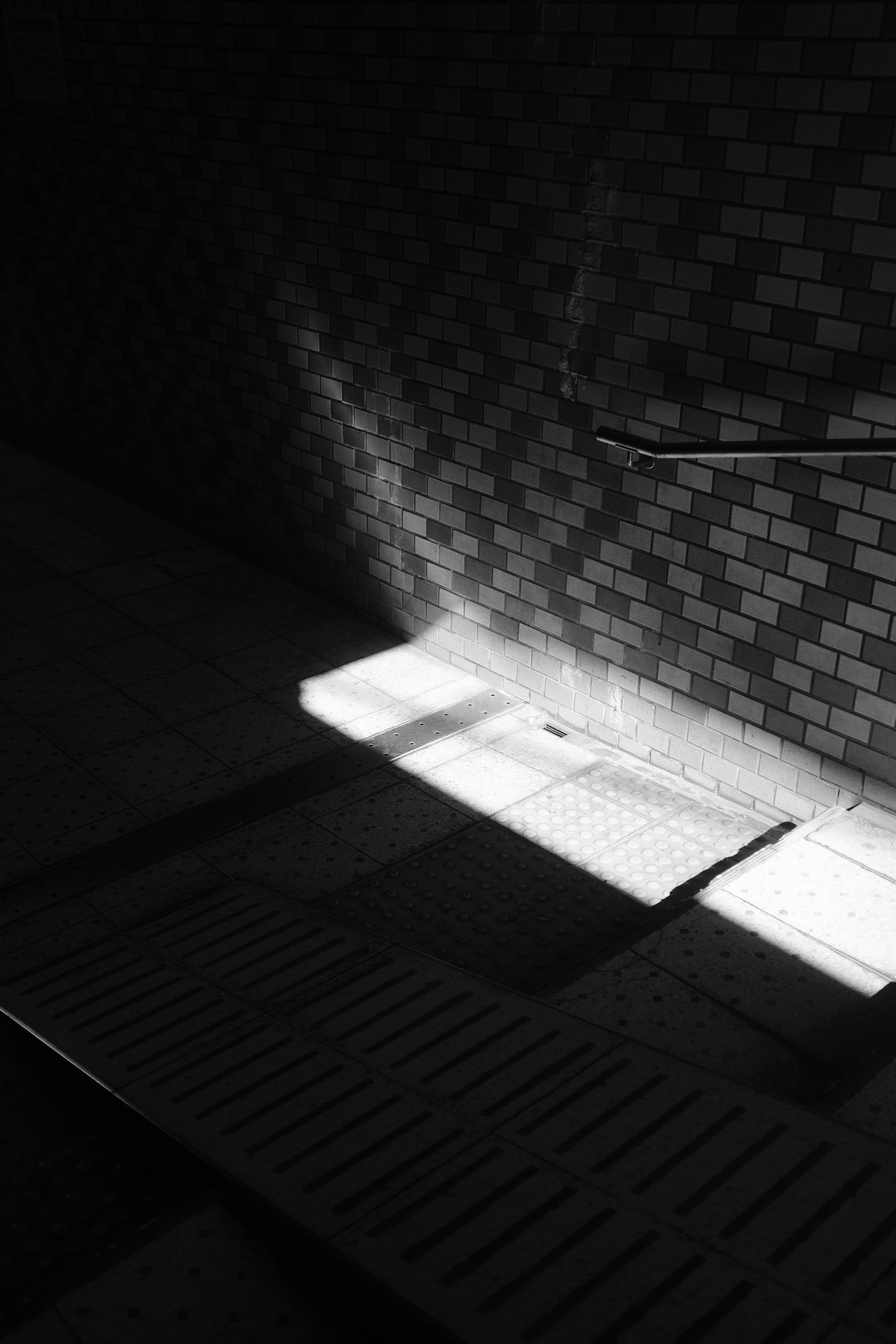 白い光と白い天井の写真 Unsplashで見つけるグレーの無料写真