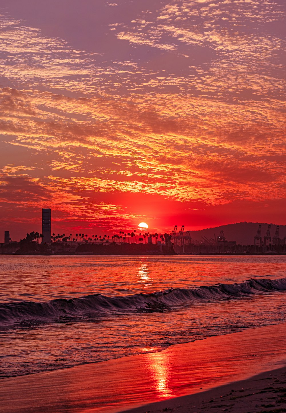 Silueta del horizonte de la ciudad durante la puesta del sol