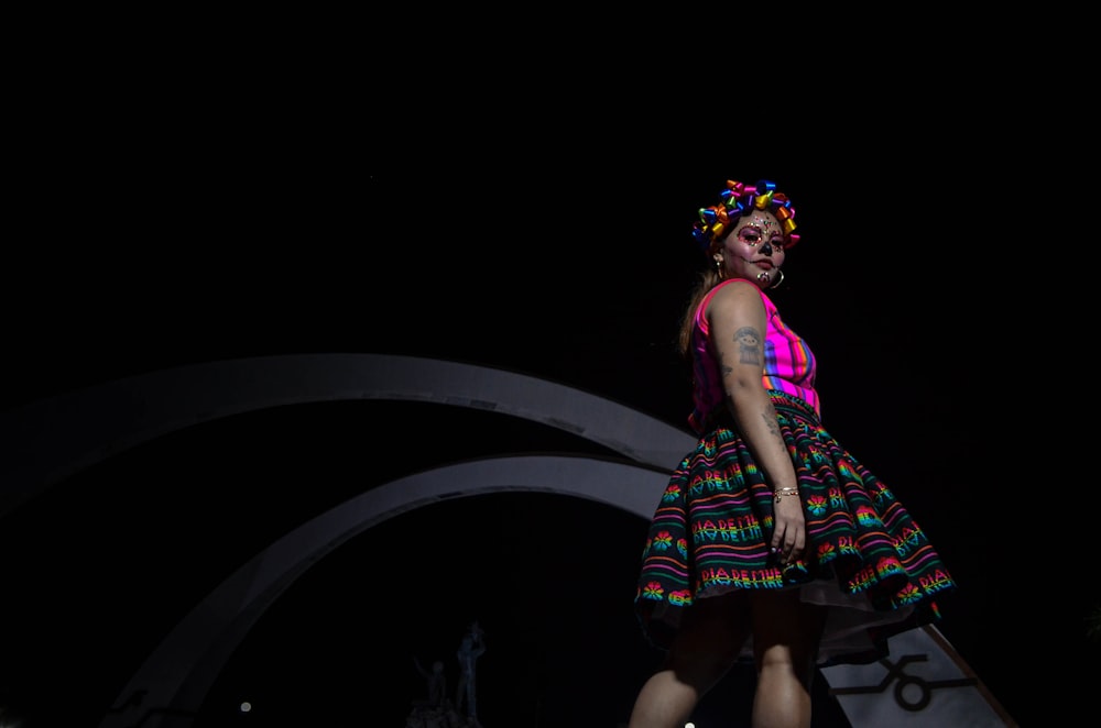 Mujer con vestido morado y blanco