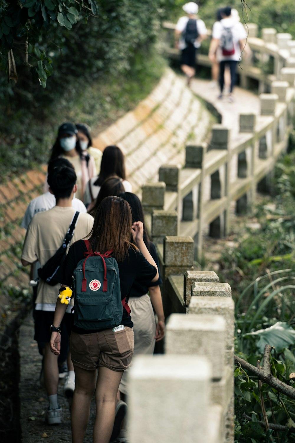 pareja de pie en escaleras de hormigón durante el día