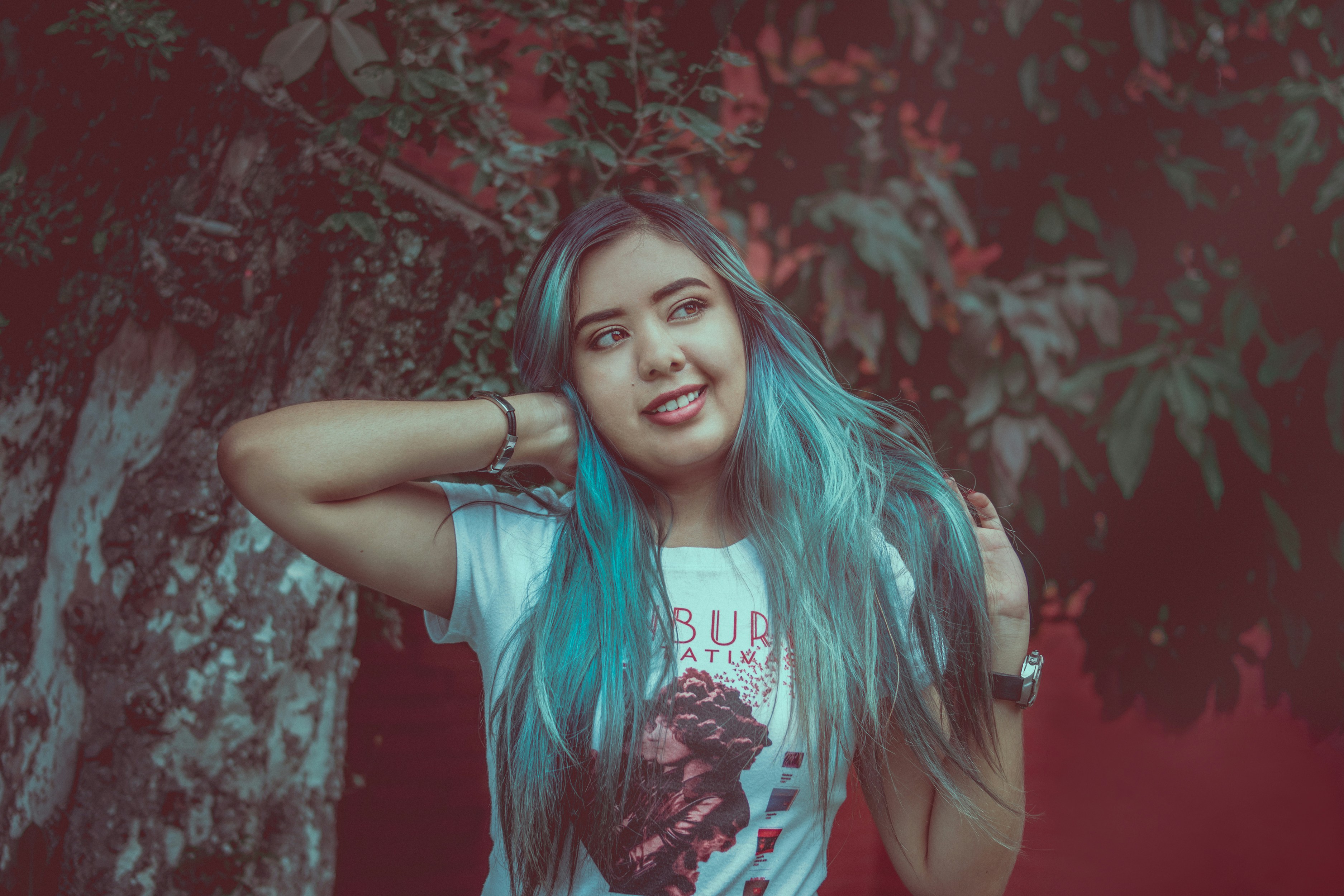 Frau im türkisfarbenen Rundhals-T-Shirt
