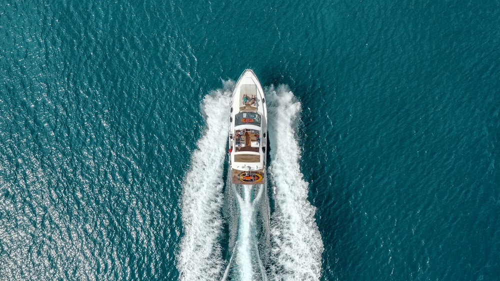 barco branco e vermelho no mar durante o dia