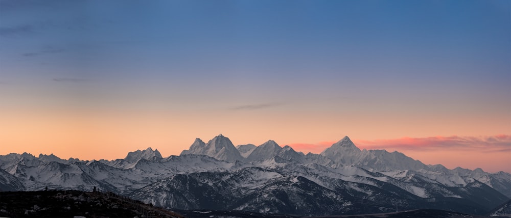 montagnes enneigées pendant la journée