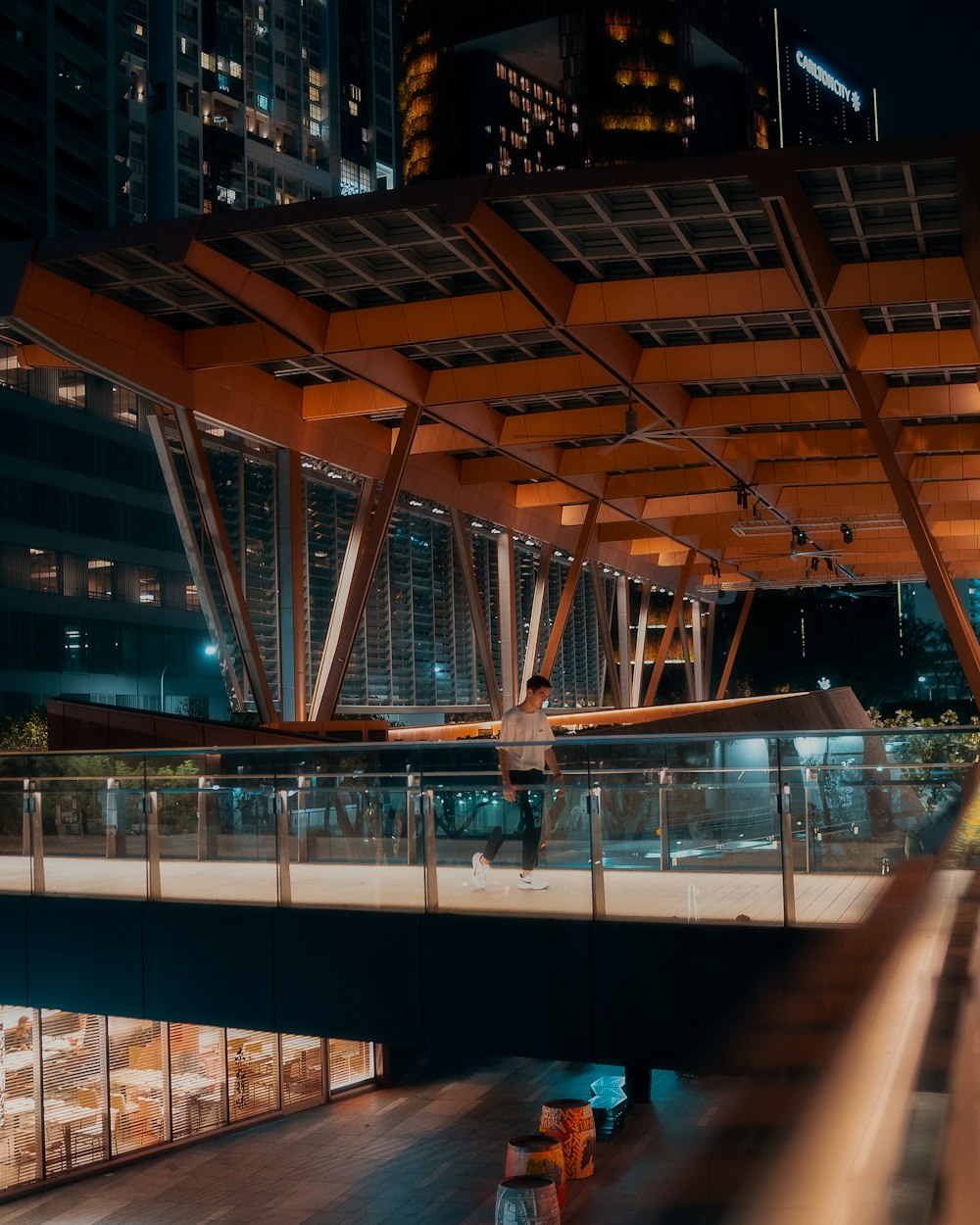 Edificio de madera marrón durante la noche