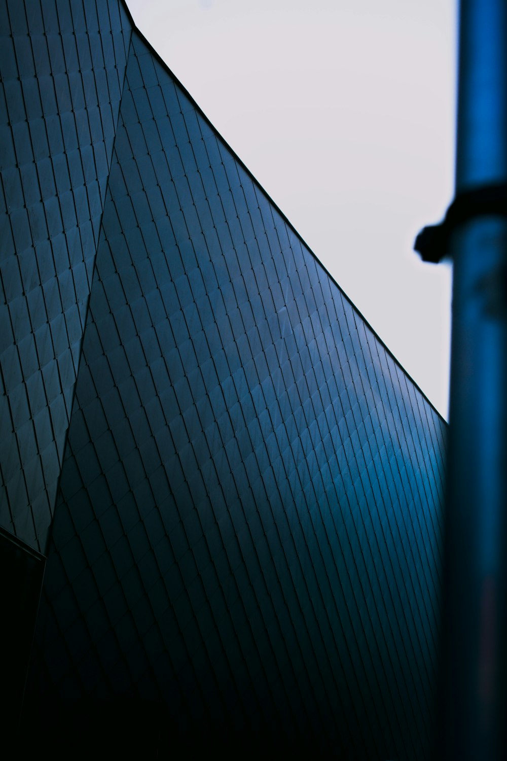 Edificio de gran altura negro y azul