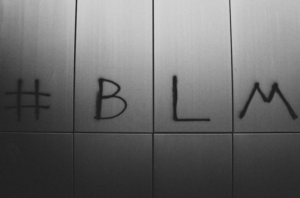 illustration à carreaux noir et blanc