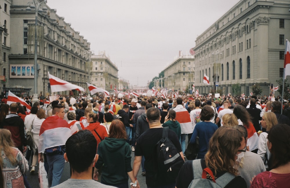 persone che camminano per strada durante il giorno