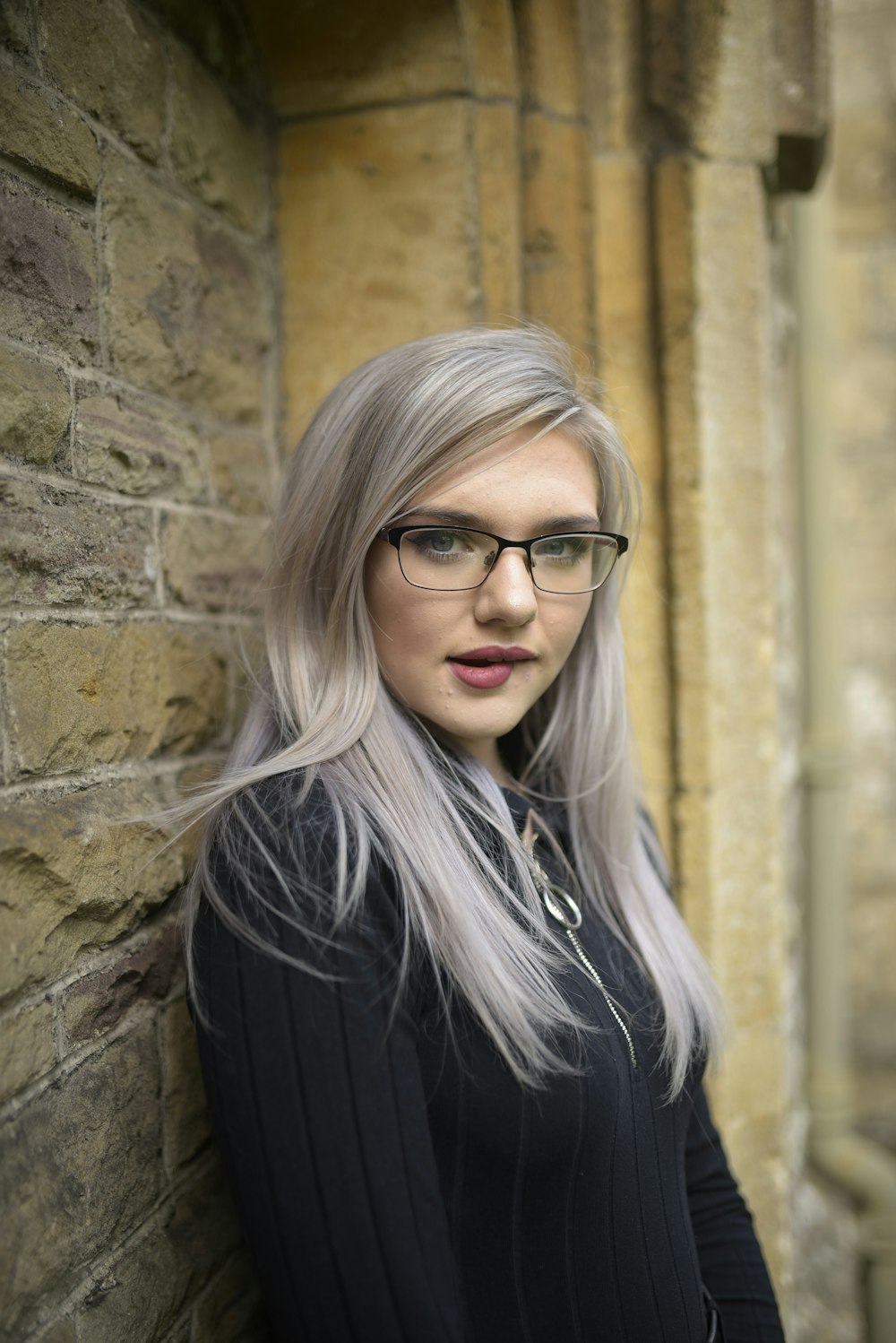 Mujer en blazer negro con gafas montadas negras