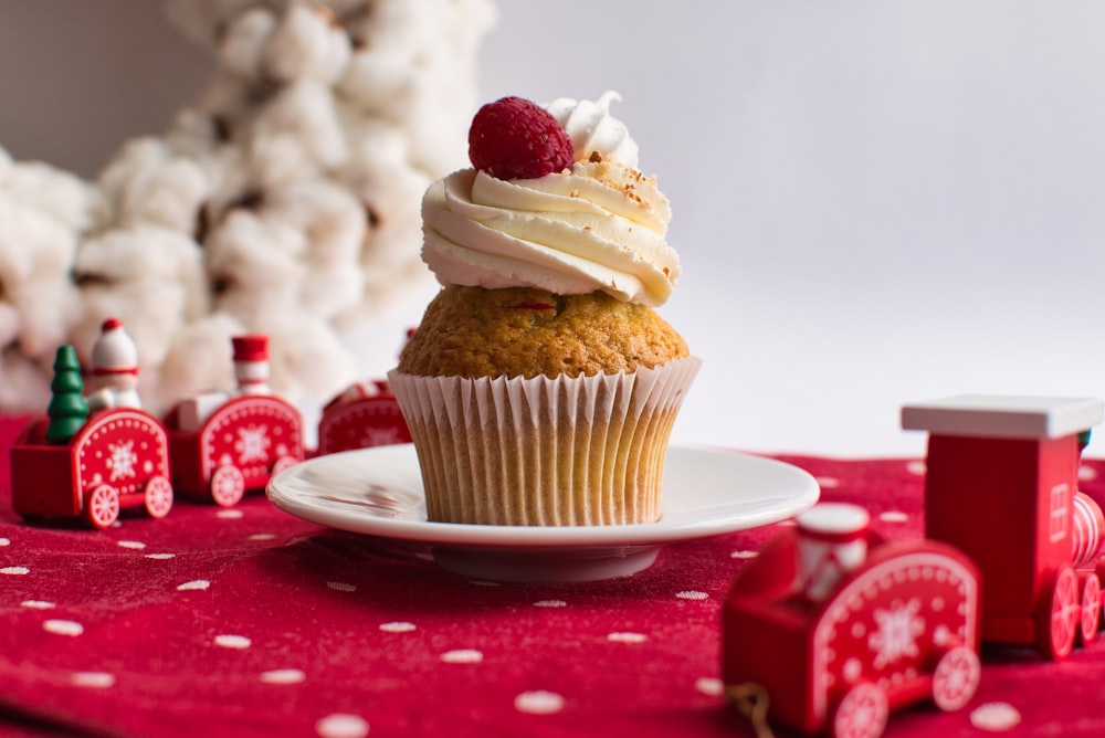 cupcake com cereja branca por cima