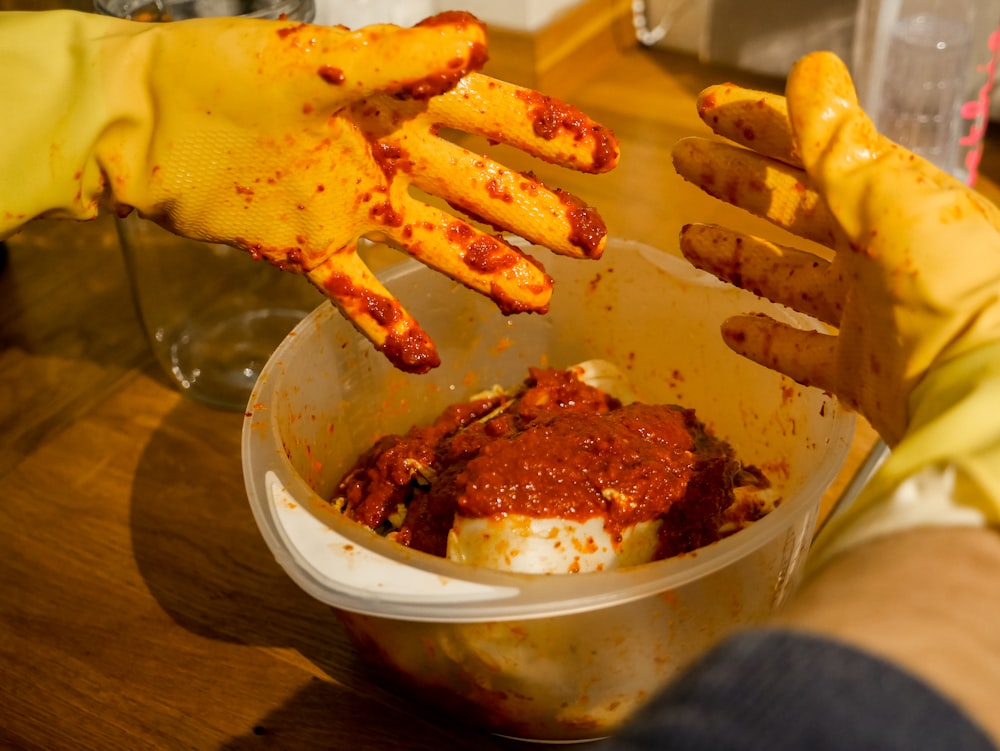 Papas fritas en un bol de cerámica blanca