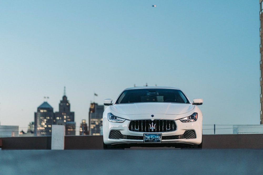 Auto bianca del benz della mercedes sulla strada durante il giorno