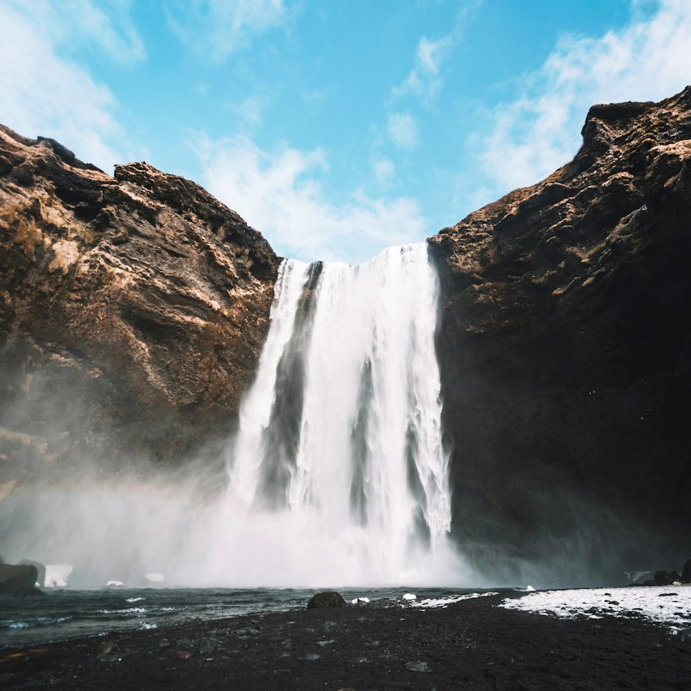 Cascadas bajo el cielo azul durante el día