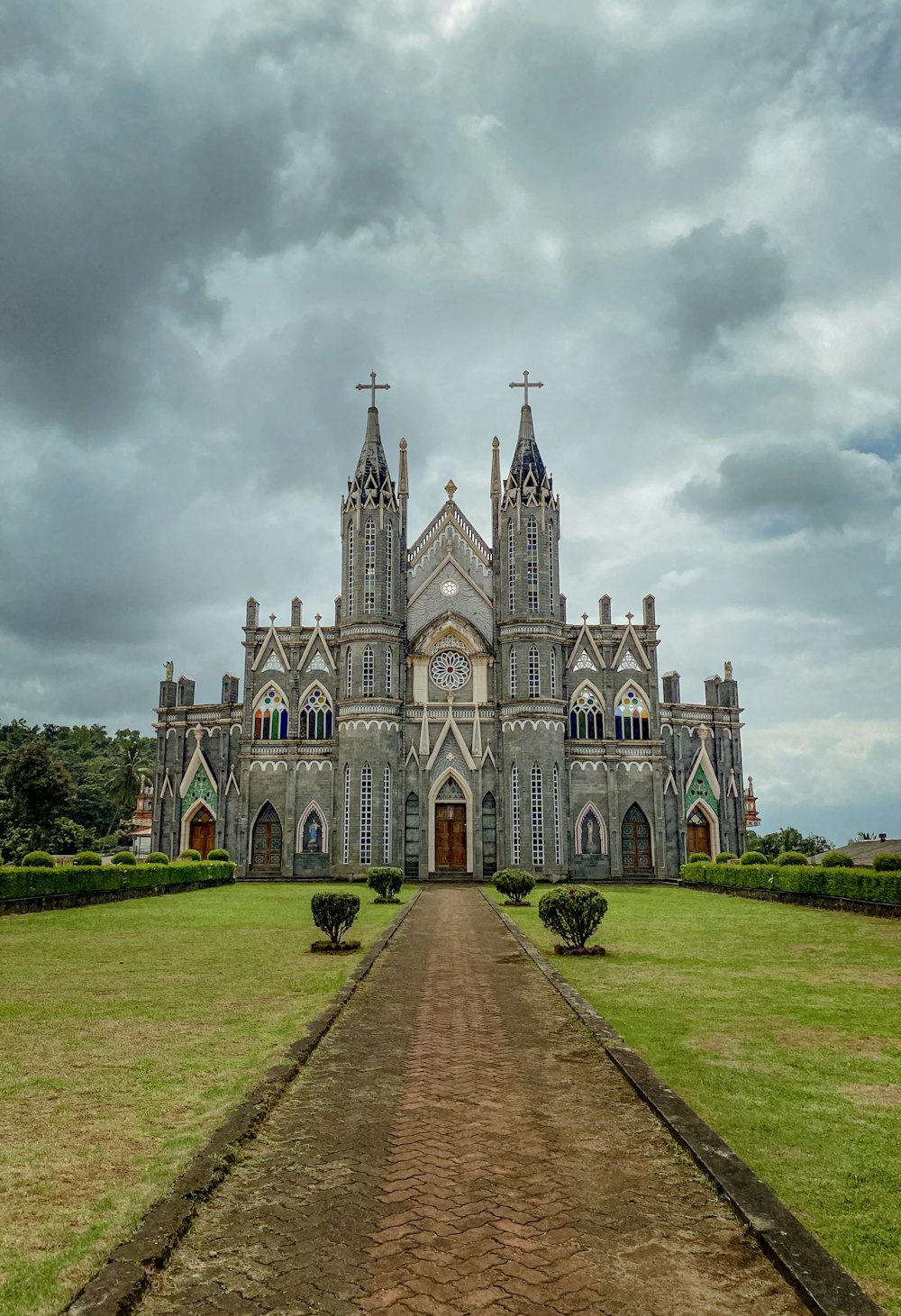 Iglesia de hormigón gris y negro bajo el cielo nublado durante el día