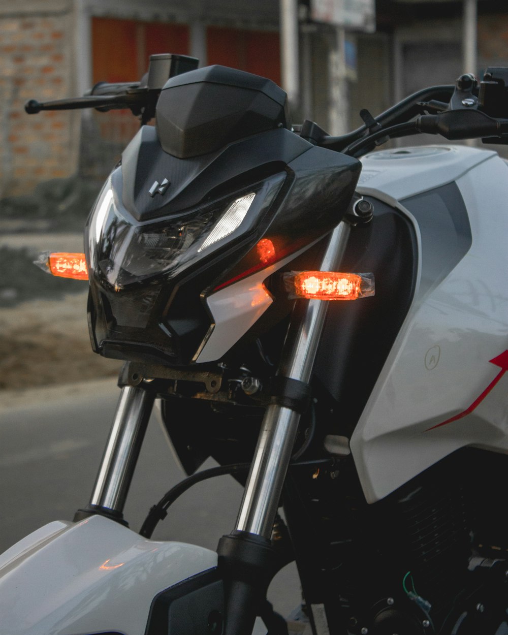 moto noire et blanche sur la route pendant la journée