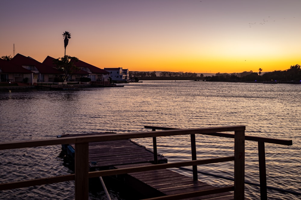 Braunes Holzdock auf See bei Sonnenuntergang