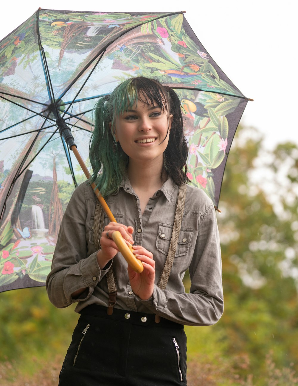 Frau in grauer Jacke mit Regenschirm