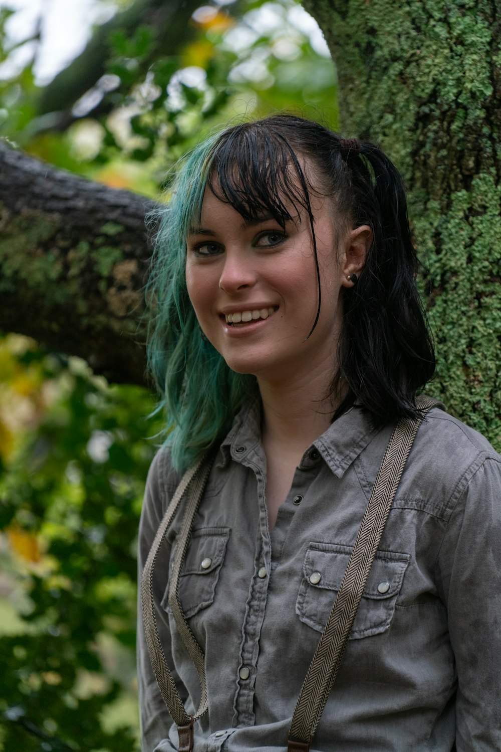 femme en jean gris boutonné jusqu’à la veste souriant