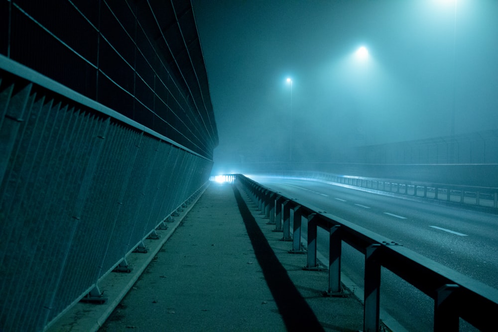 ライト付き灰色のコンクリート橋