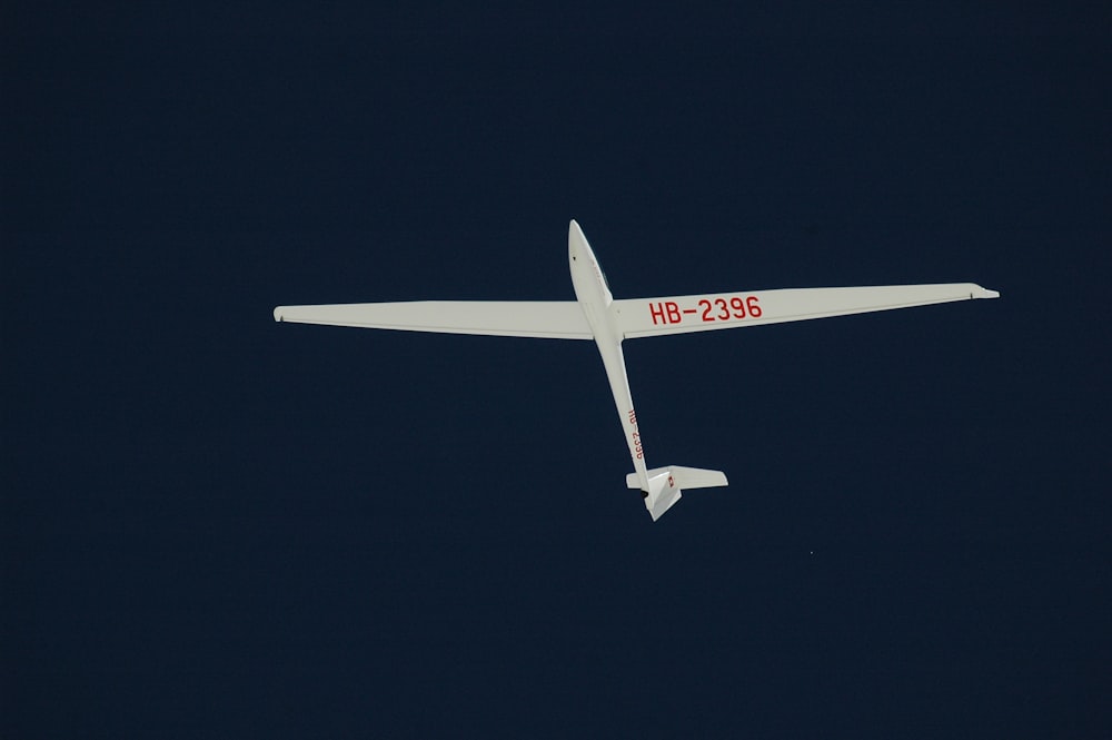 weißes und rotes Flugzeug am Himmel