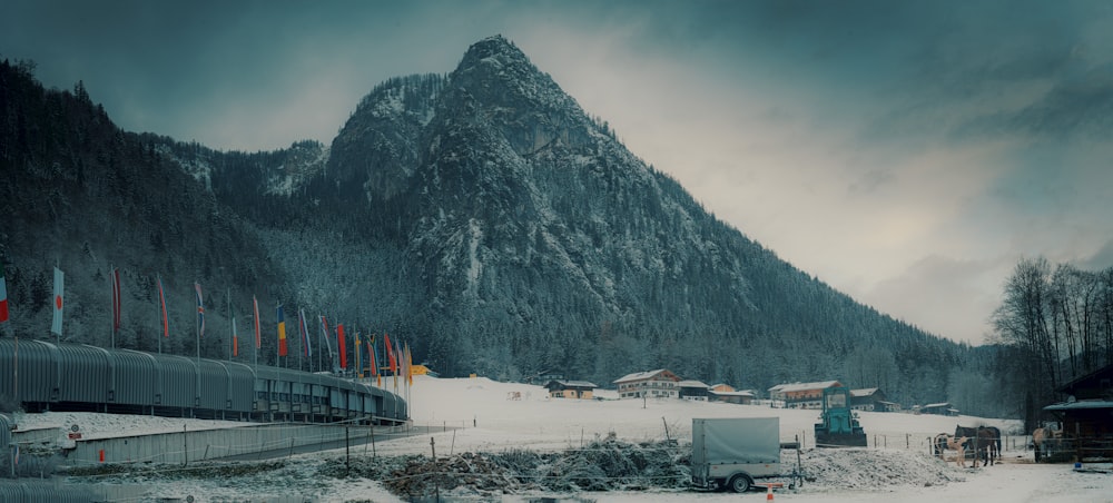 case bianche e rosse vicino alla montagna durante il giorno