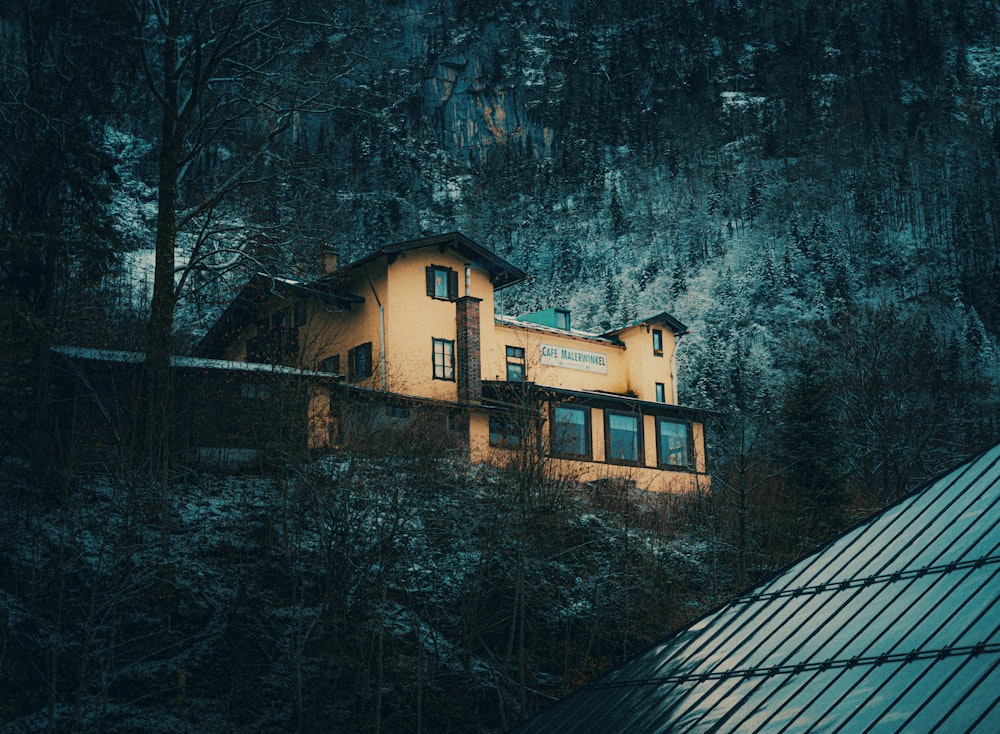 Casa de concreto marrón cerca de los árboles durante el día