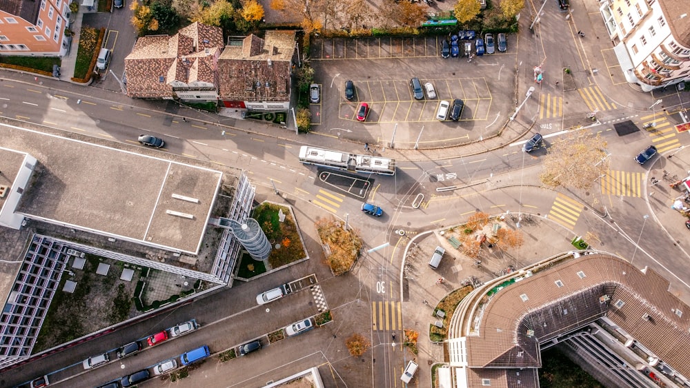 Vue aérienne des voitures sur la route pendant la journée