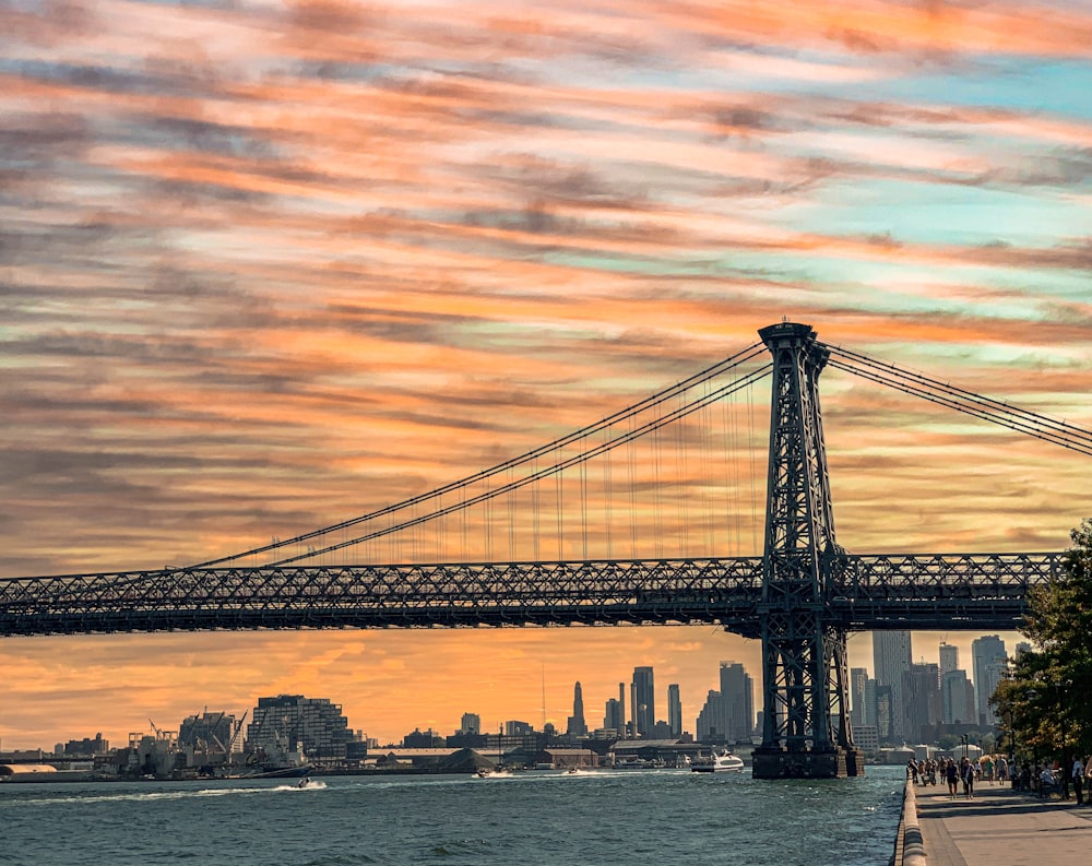 pont au-dessus d’un plan d’eau au coucher du soleil