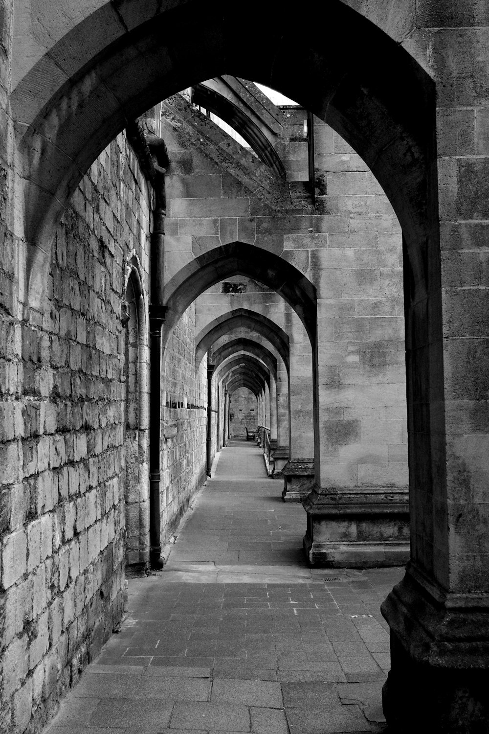 Photo en niveaux de gris d’un couloir en béton