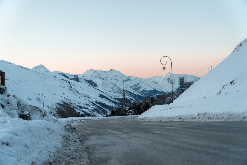 Schneebedeckter Berg tagsüber