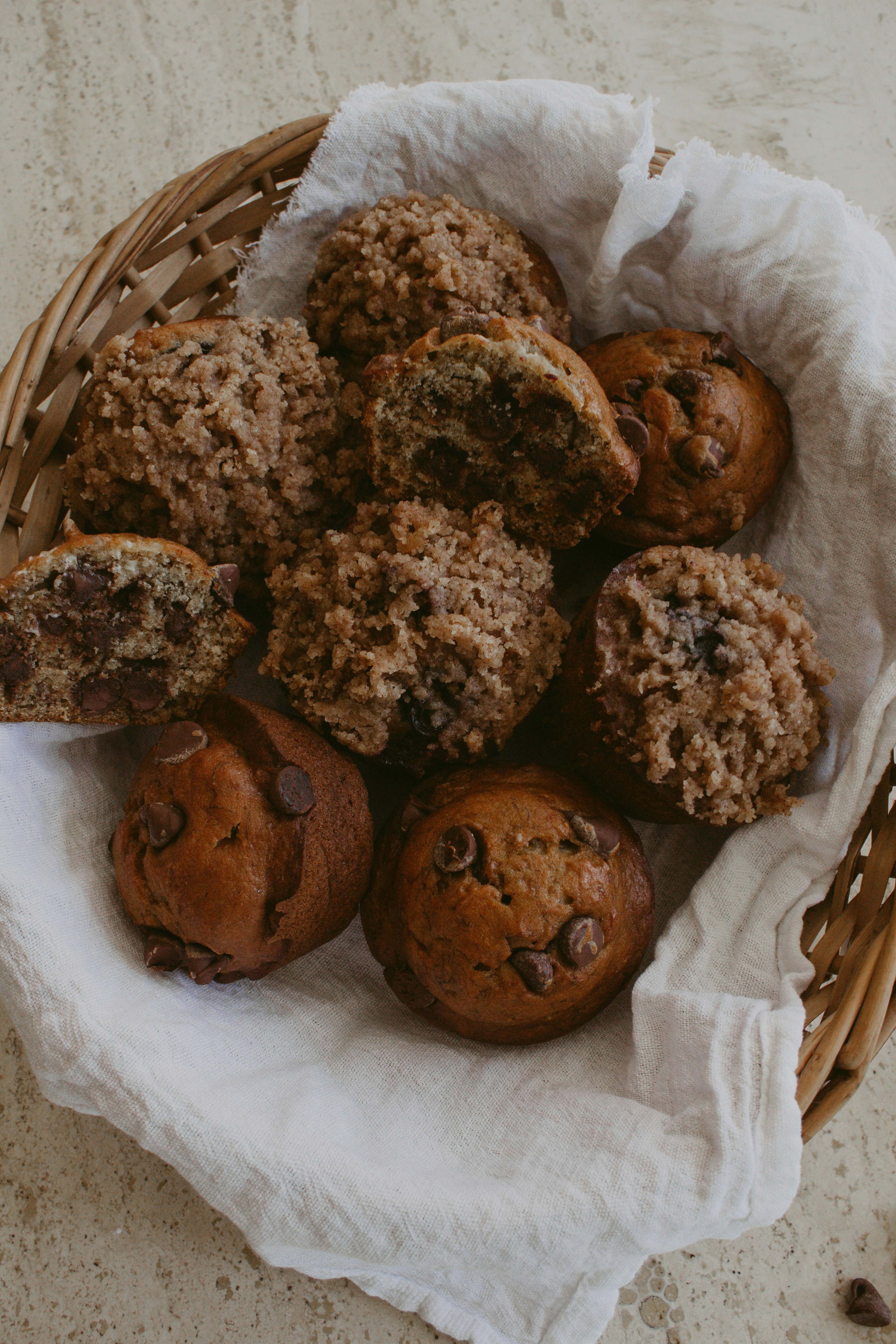Galletas marrones sobre papel blanco