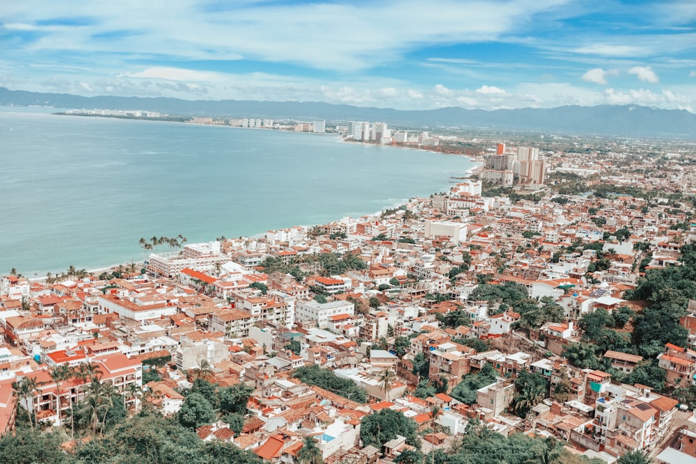 vista aérea da cidade perto do corpo de água durante o dia