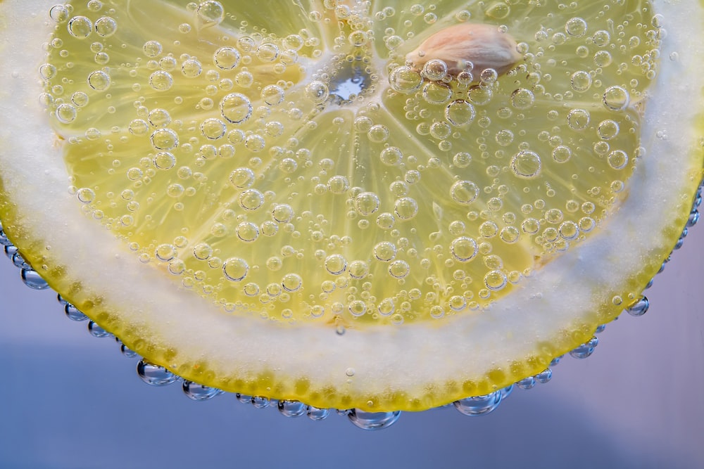 limone giallo con gocce d'acqua