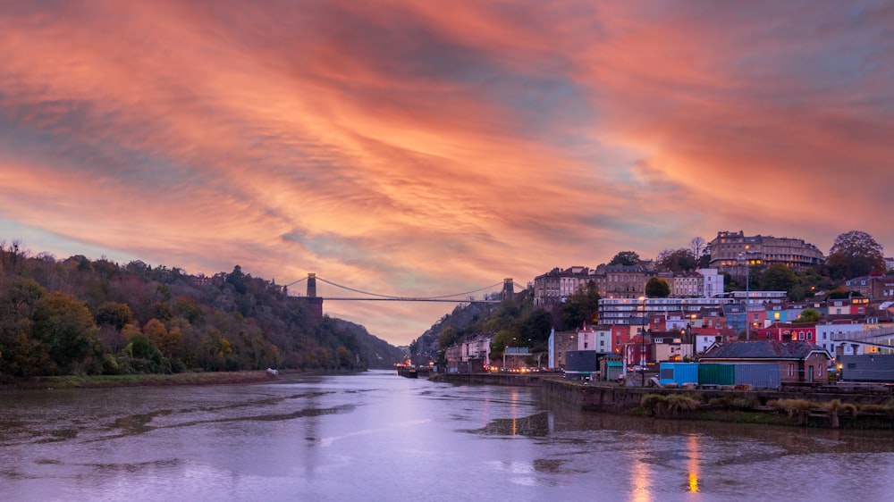 pont au-dessus de la rivière au coucher du soleil