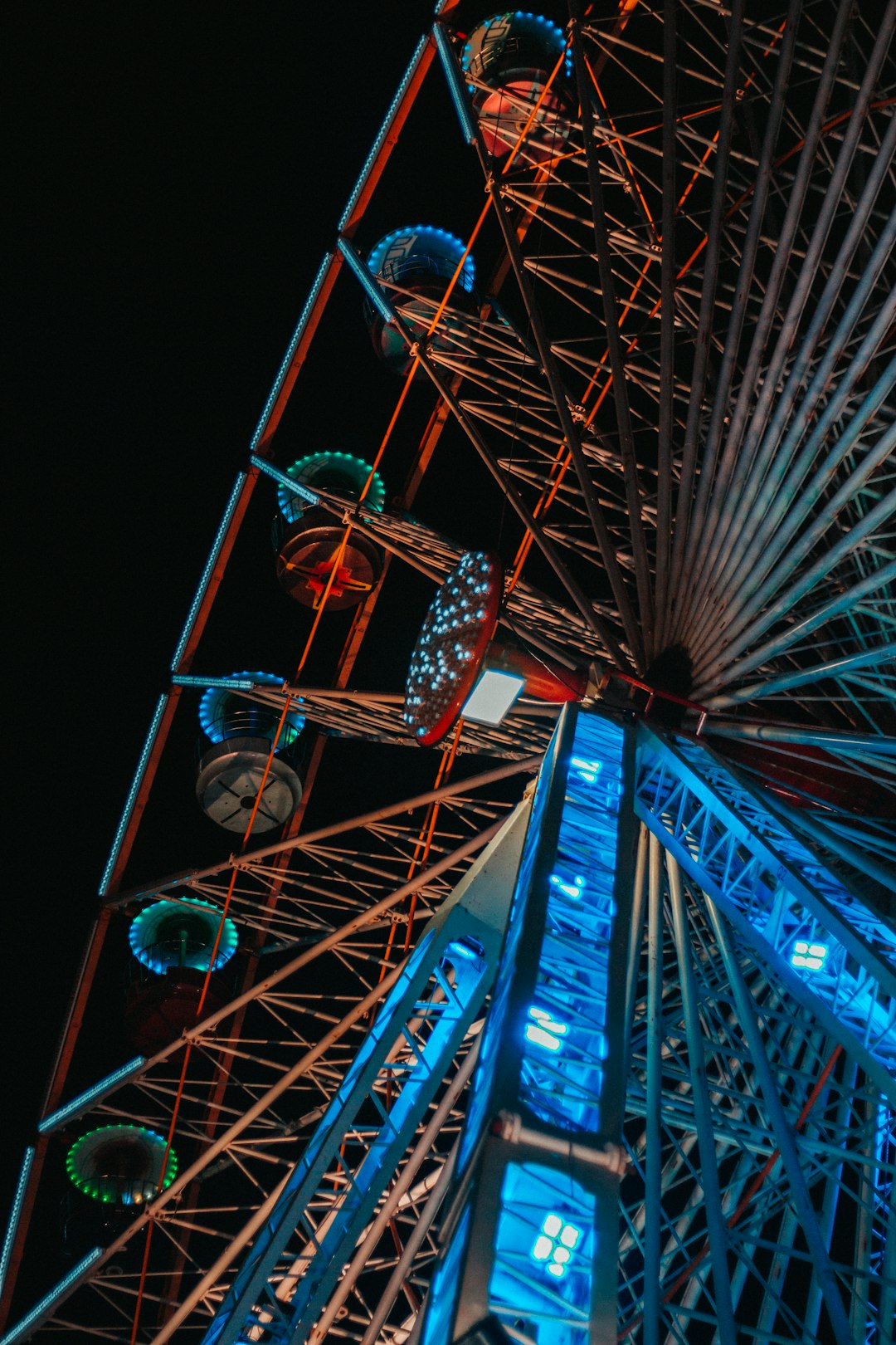 blue and yellow ferris wheel