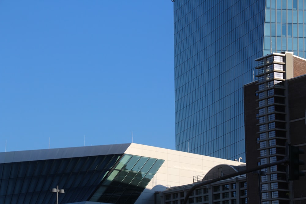 Edificio de hormigón azul y blanco bajo el cielo azul durante el día