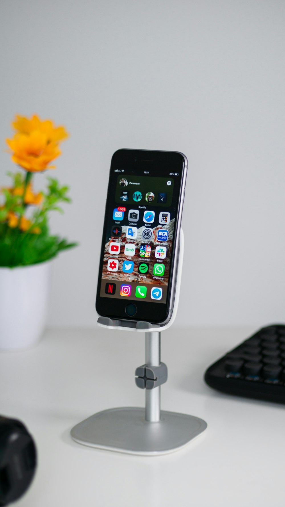iPhone 5 negro sobre mesa blanca