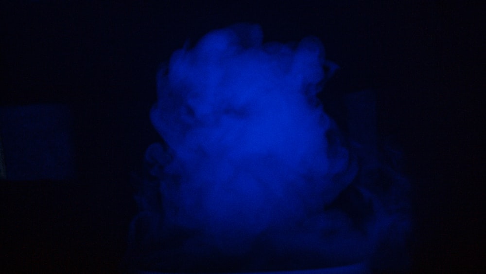 青と白の煙のイラスト