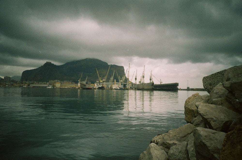 weiß-schwarzes Boot auf See unter grauem Himmel