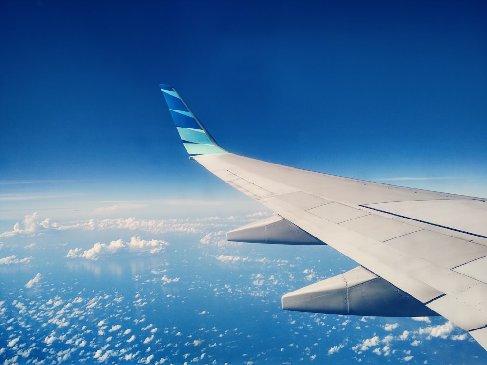 white and blue airplane wing during daytime