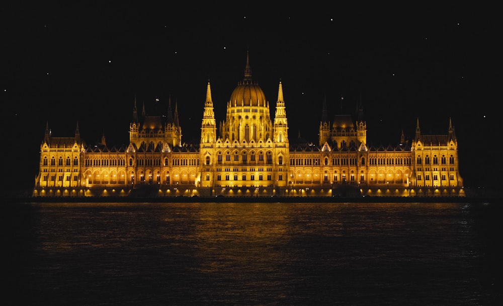 Weißes Betongebäude während der Nachtzeit