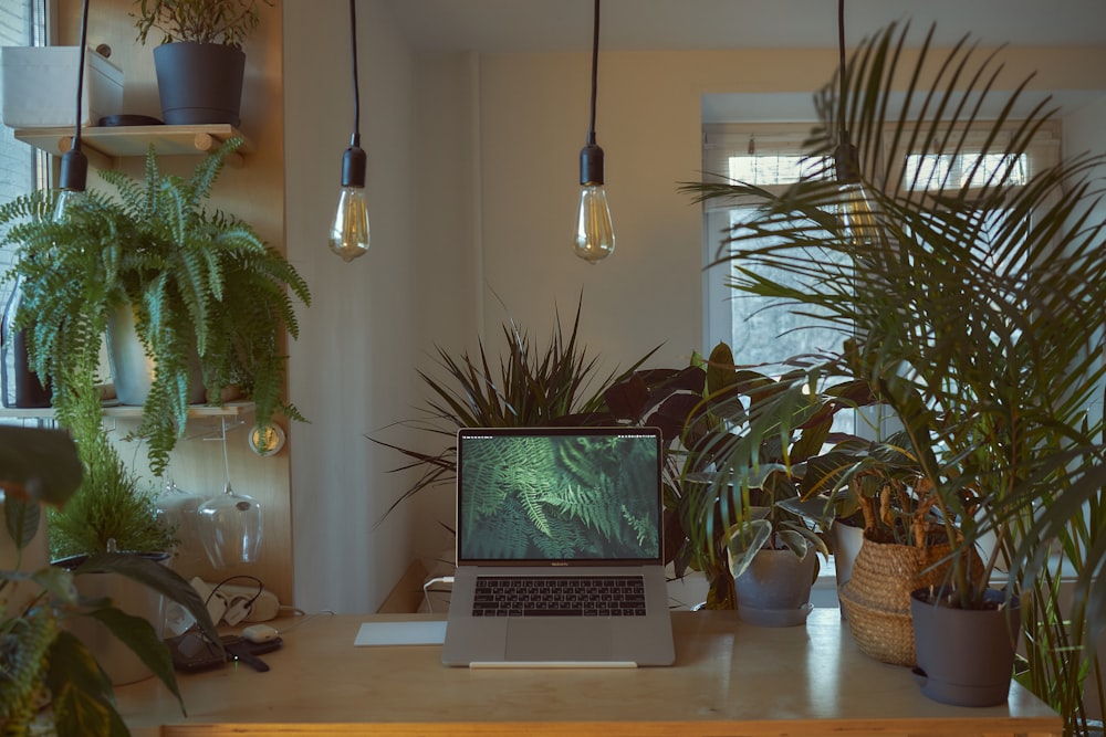 macbook pro na mesa branca