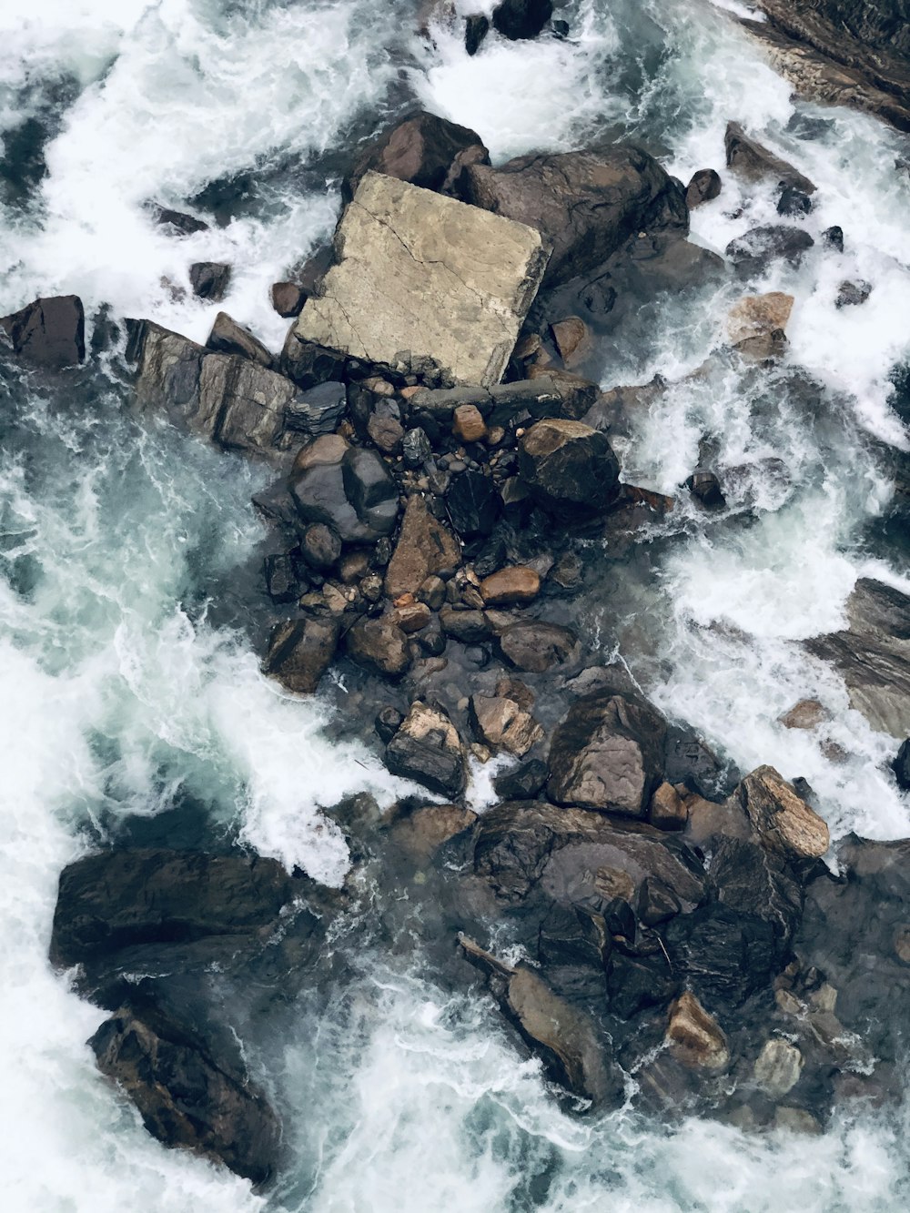 rocce marroni vicino allo specchio d'acqua