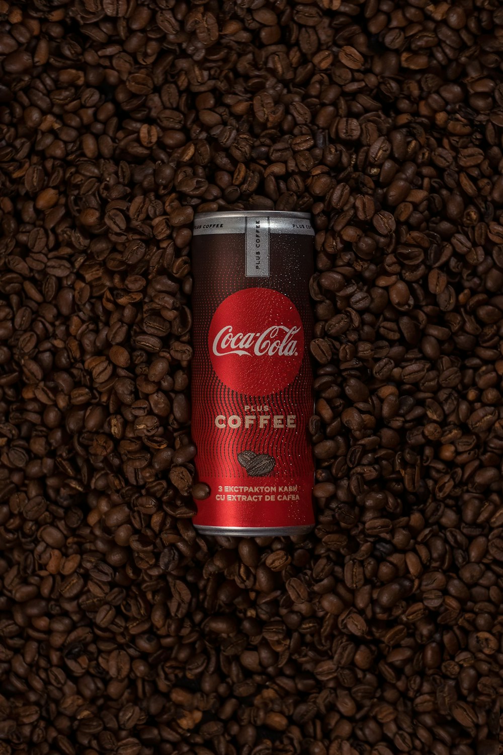 Rote Coca-Cola-Dose auf braunen Kaffeebohnen