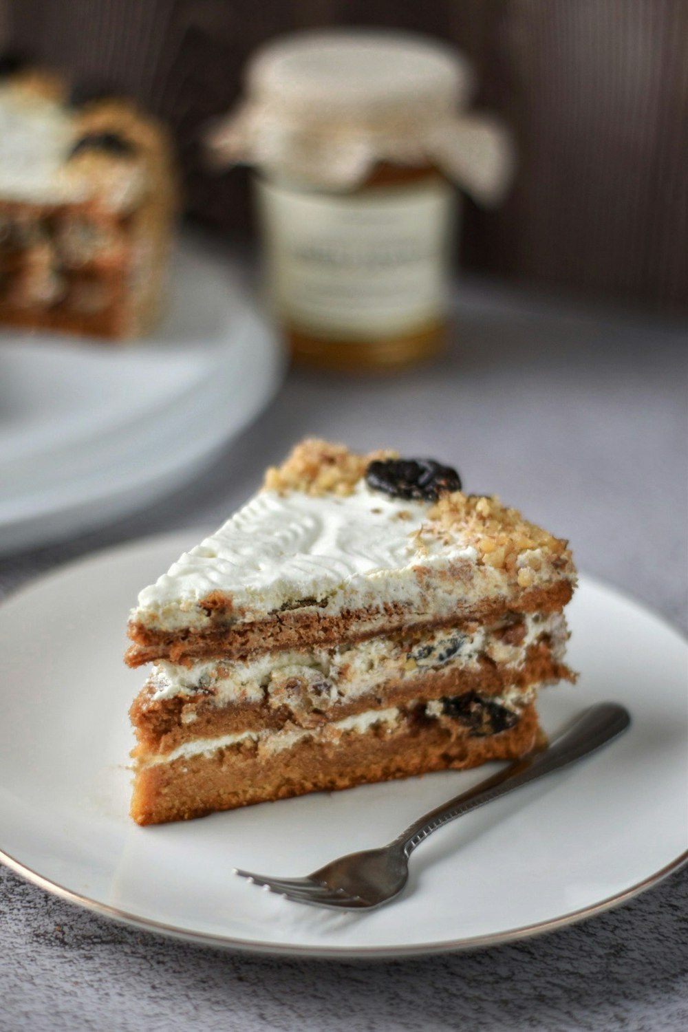 Pastel en rodajas sobre plato de cerámica blanca