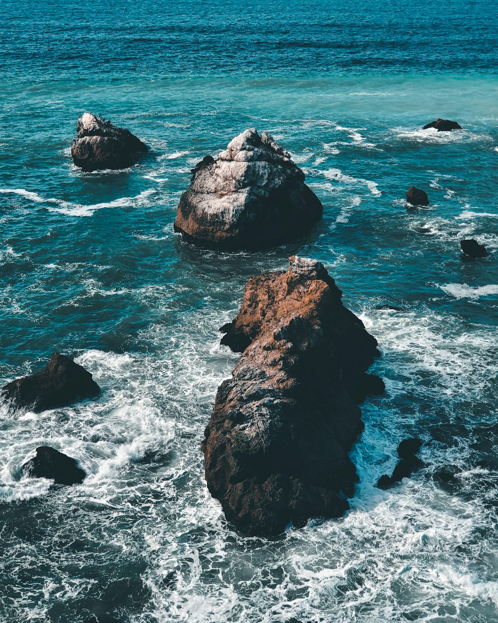 Formación de rocas marrones en el mar durante el día